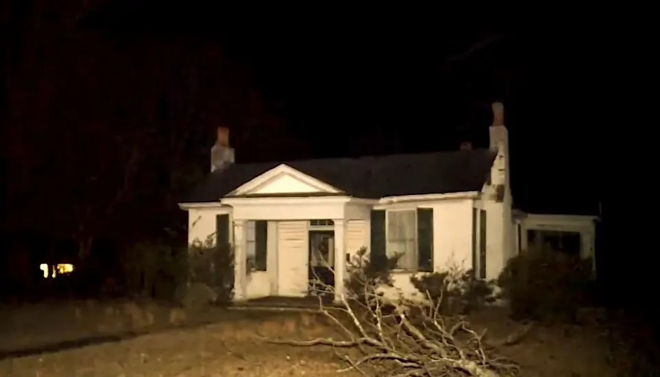 两父子废弃屋寻宝 屋内地板上惊现死尸