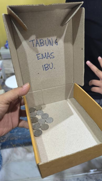 为送母亲礼物一年存RM5000！父亲为辍学生儿子感自豪