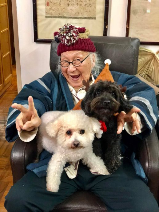 亲回网民生日祝福 100岁俞明晋升人瑞