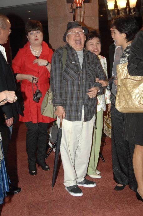 亲回网民生日祝福 100岁俞明晋升人瑞