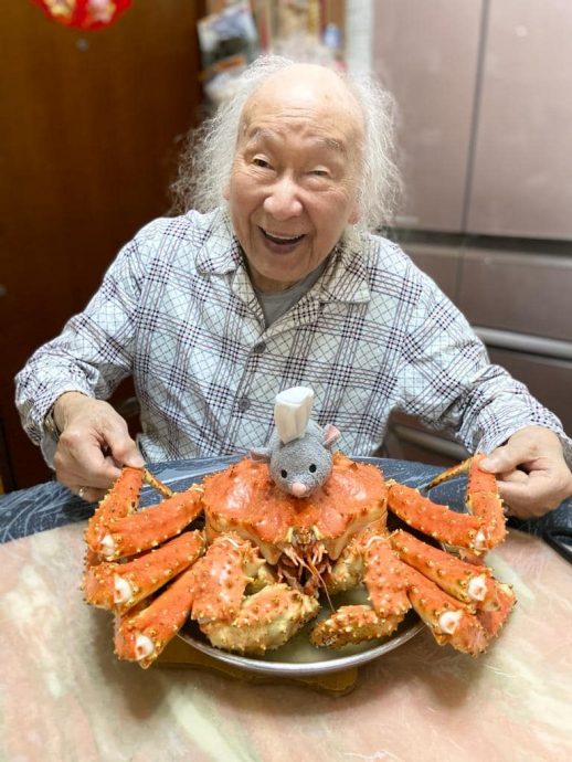 亲回网民生日祝福 100岁俞明晋升人瑞