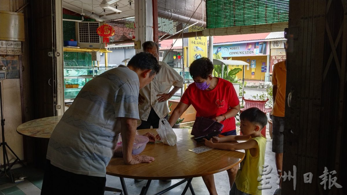 今天下/大霹雳封底主文/【老茶室情怀】/督亚冷新裕兴茶餐室 包点皮滑松软香味四溢