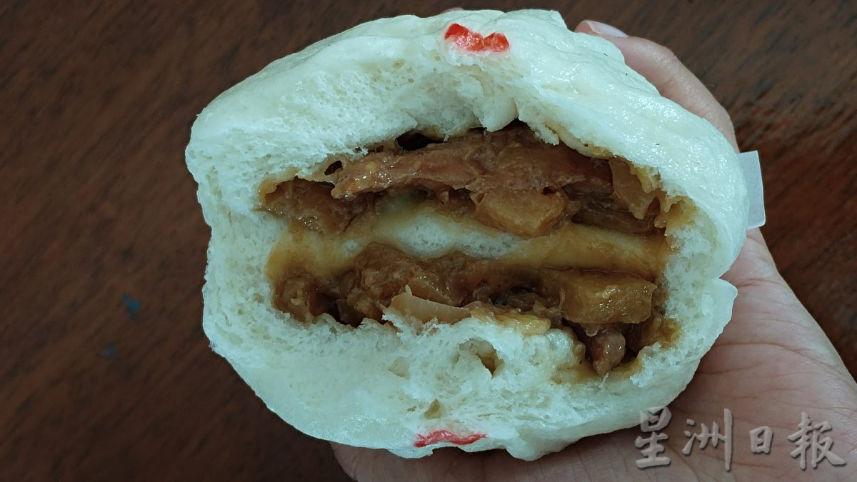 今天下/大霹雳封底主文/【老茶室情怀】/督亚冷新裕兴茶餐室 包点皮滑松软香味四溢