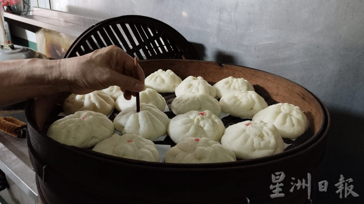 今天下/大霹雳封底主文/【老茶室情怀】/督亚冷新裕兴茶餐室 包点皮滑松软香味四溢