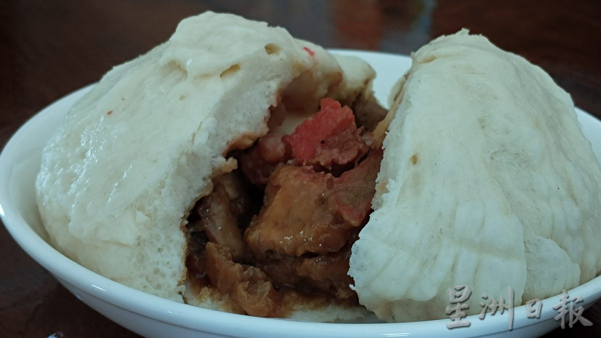 今天下/大霹雳封底主文/【老茶室情怀】/督亚冷新裕兴茶餐室 包点皮滑松软香味四溢