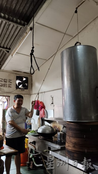 今天下/大霹雳封底主文/【老茶室情怀】/督亚冷新裕兴茶餐室 包点皮滑松软香味四溢