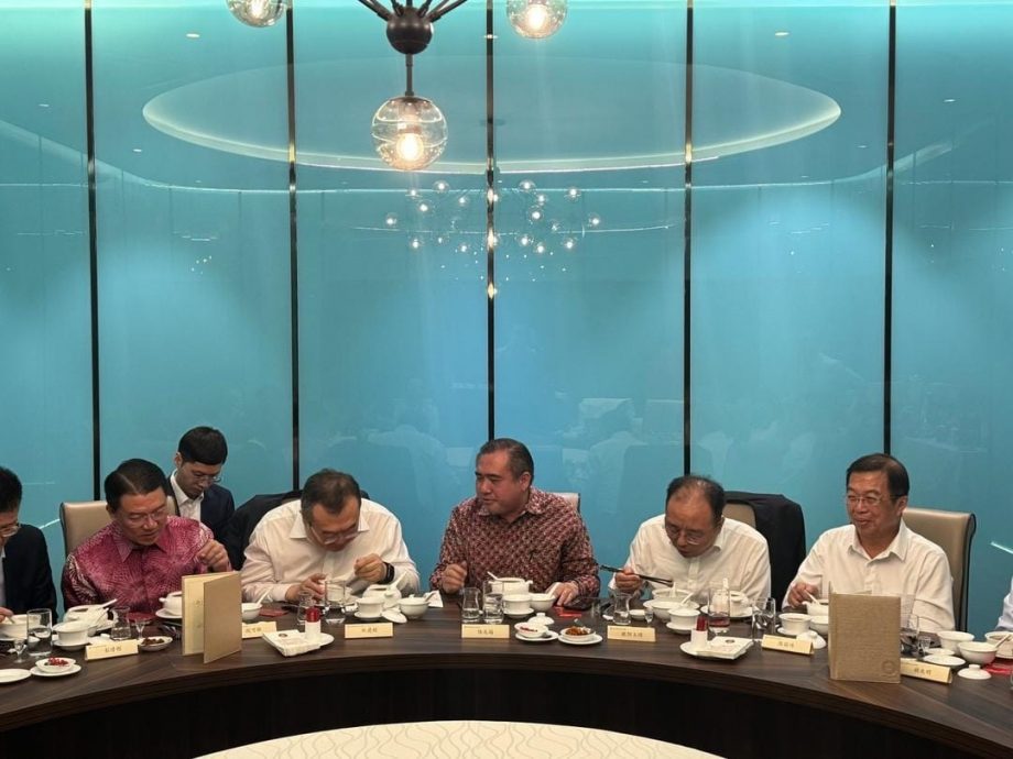 供改写//中联部部长刘建超抵马  张庆信郑立慷魏家祥接待 9.49pm