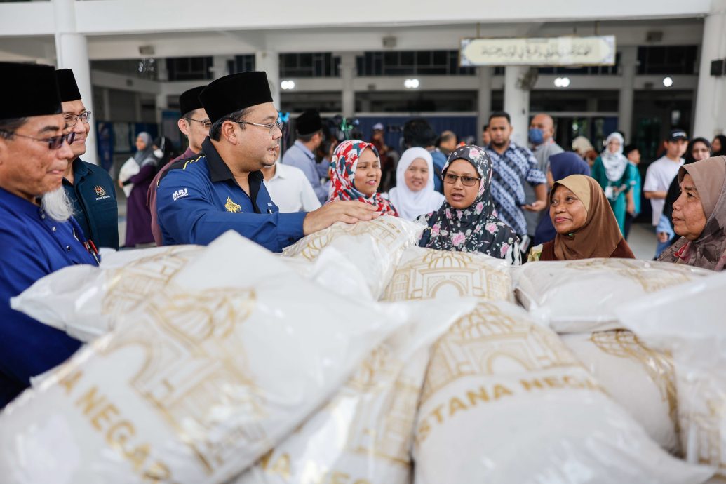 元首御赐2万5000袋米予隆市受助者