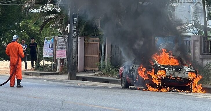 兄妹车上玩打火机 把路边的车子烧了
