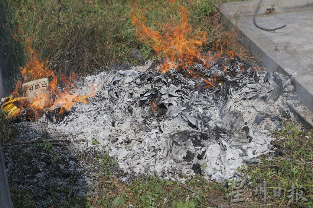 免干旱天气扫墓惹野火 确保祭品火全熄才走