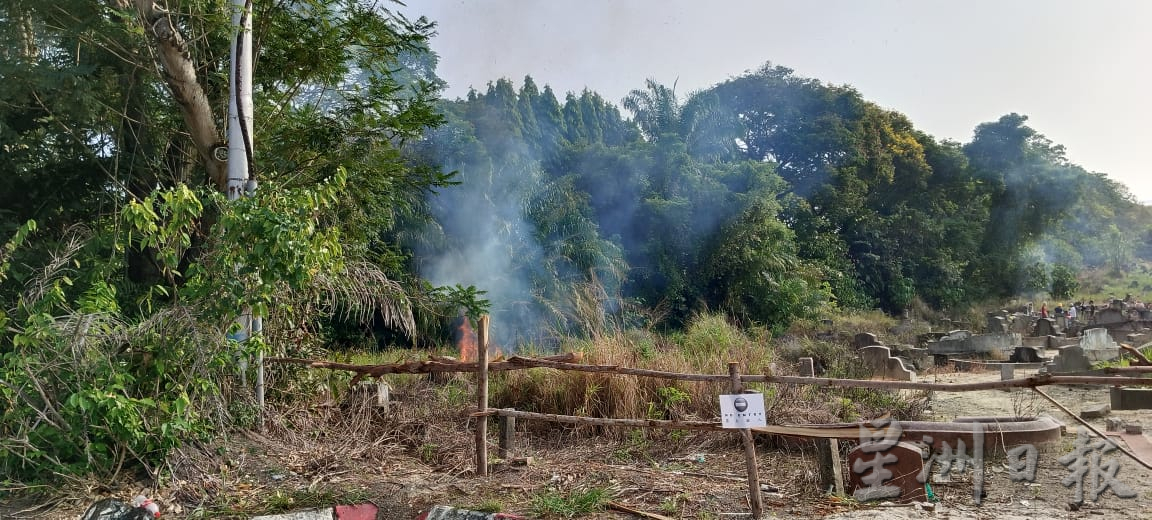 免干旱天气扫墓惹野火 确保祭品火全熄才走