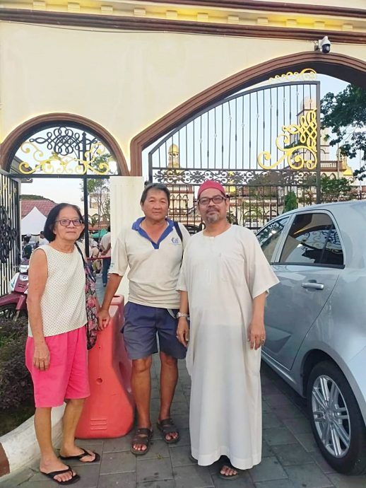 全国《暧势力》:哥市华裔男子清真寺派饭给准备开斋的穆斯林,体现各族间友好和谐的一面。