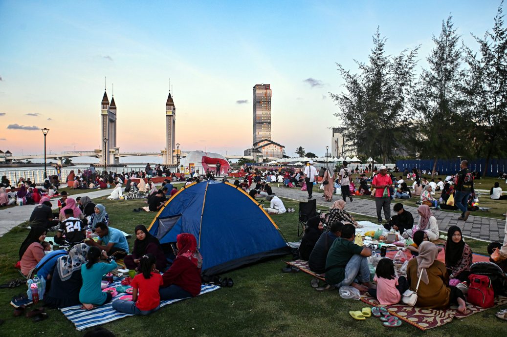 全国:在夕阳的映衬下，开关大桥和沙滩成了丹登民众开斋最佳去处！