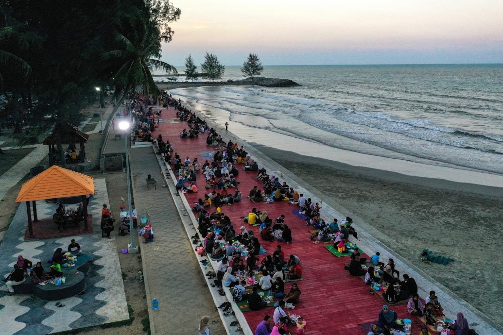 全国:在夕阳的映衬下，开关大桥和沙滩成了丹登民众开斋最佳去处！