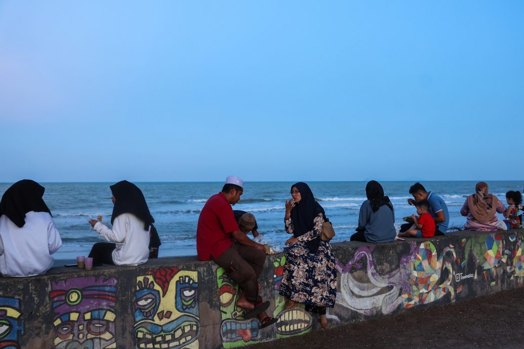 全国:在夕阳的映衬下，开关大桥和沙滩成了丹登民众开斋最佳去处！