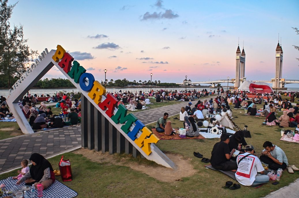 全国:在夕阳的映衬下，开关大桥和沙滩成了丹登民众开斋最佳去处！