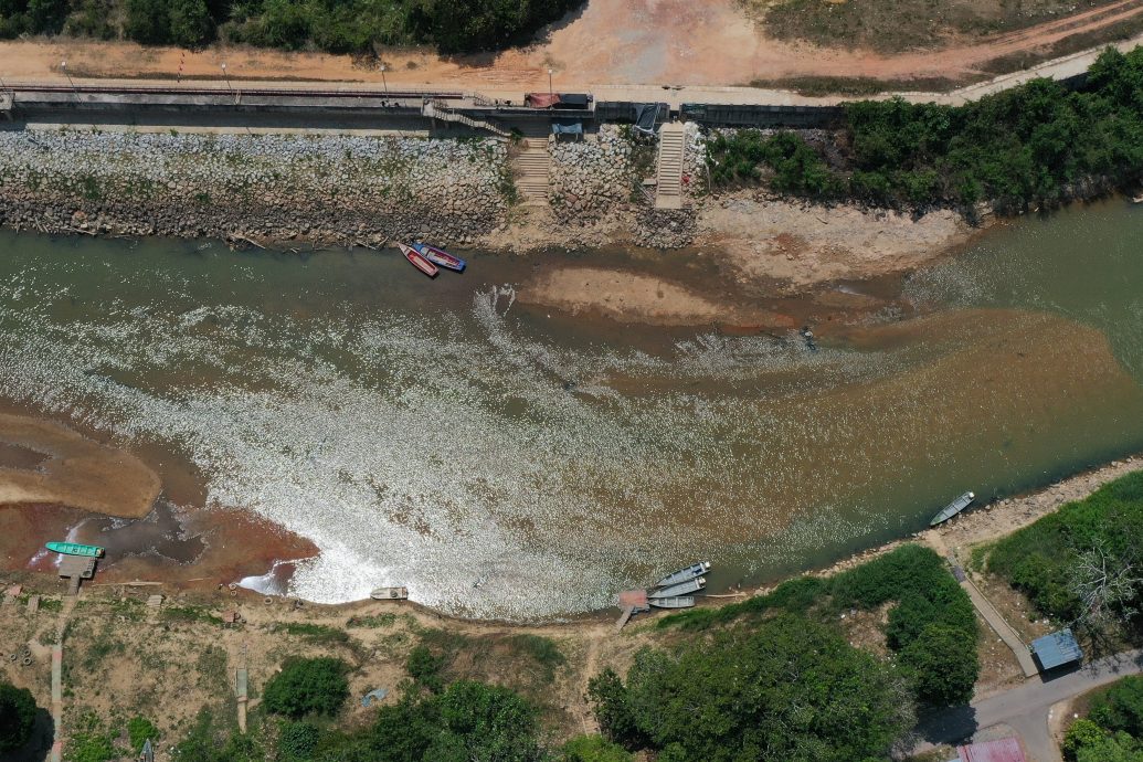 全国:天气酷热，哥乐河流干涸现沙洲。