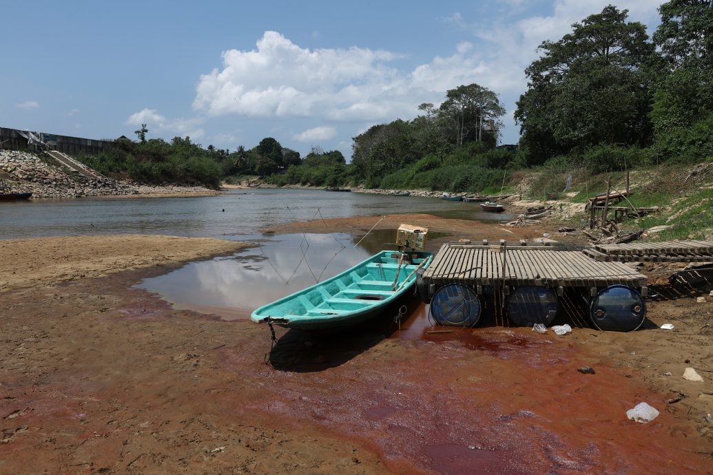 全国:天气酷热，哥乐河流干涸现沙洲。