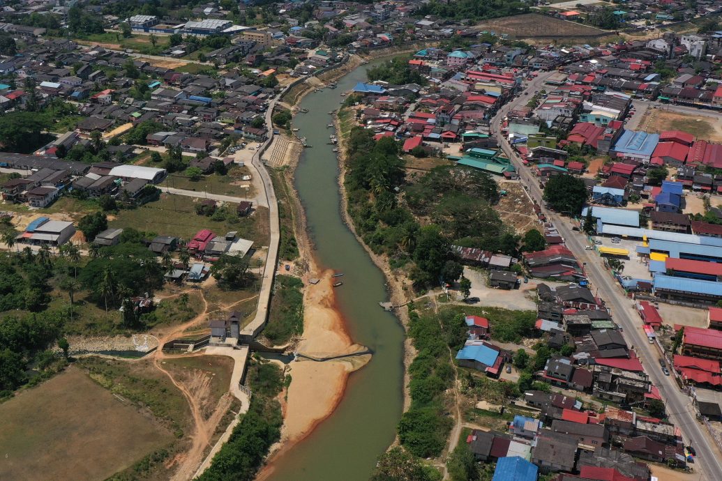 全国:天气酷热，哥乐河流干涸现沙洲。