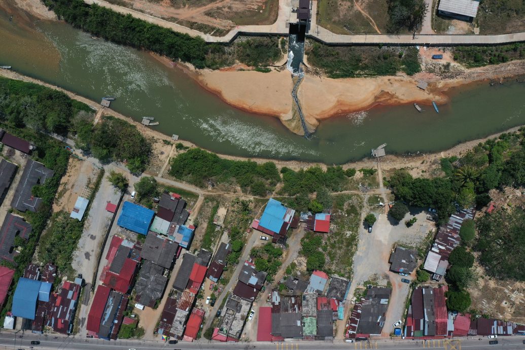 全国:天气酷热，哥乐河流干涸现沙洲。