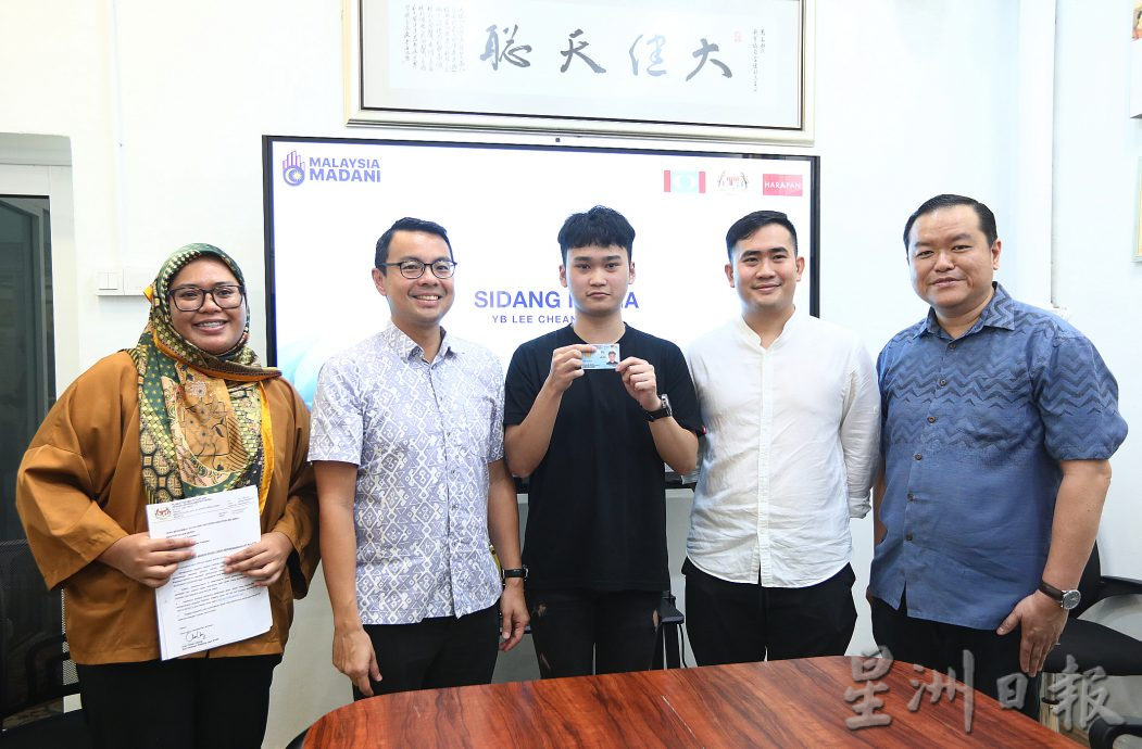 李健聪助一名20岁华青申请大马卡记者会