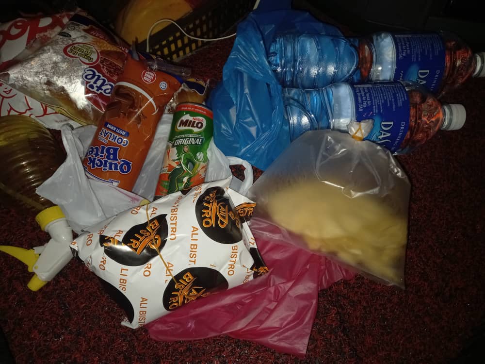 全国版／【暖势力】／罗里抛锚父子被困大道10小时 热心人士献食物显温情