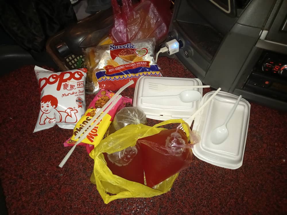 全国版／【暖势力】／罗里抛锚父子被困大道10小时 热心人士献食物显温情