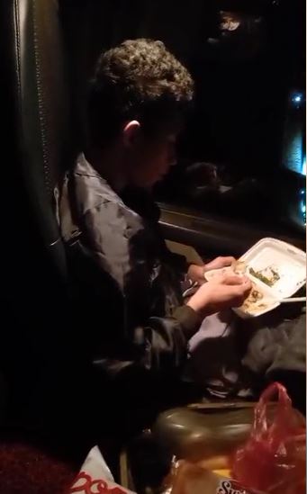 全国版／【暖势力】／罗里抛锚父子被困大道10小时 热心人士献食物显温情