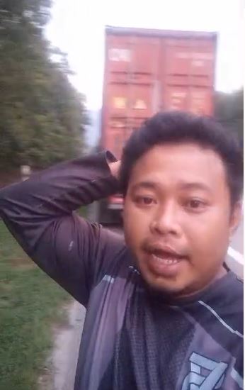 全国版／【暖势力】／罗里抛锚父子被困大道10小时 热心人士献食物显温情