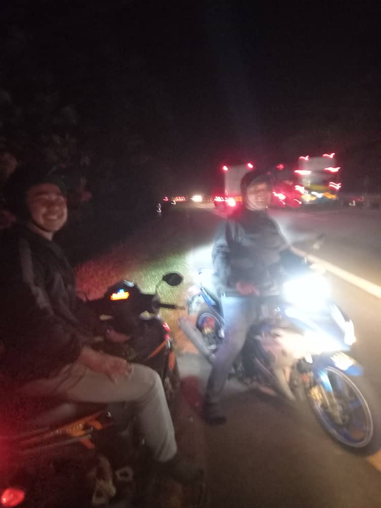 全国版／【暖势力】／罗里抛锚父子被困大道10小时 热心人士献食物显温情