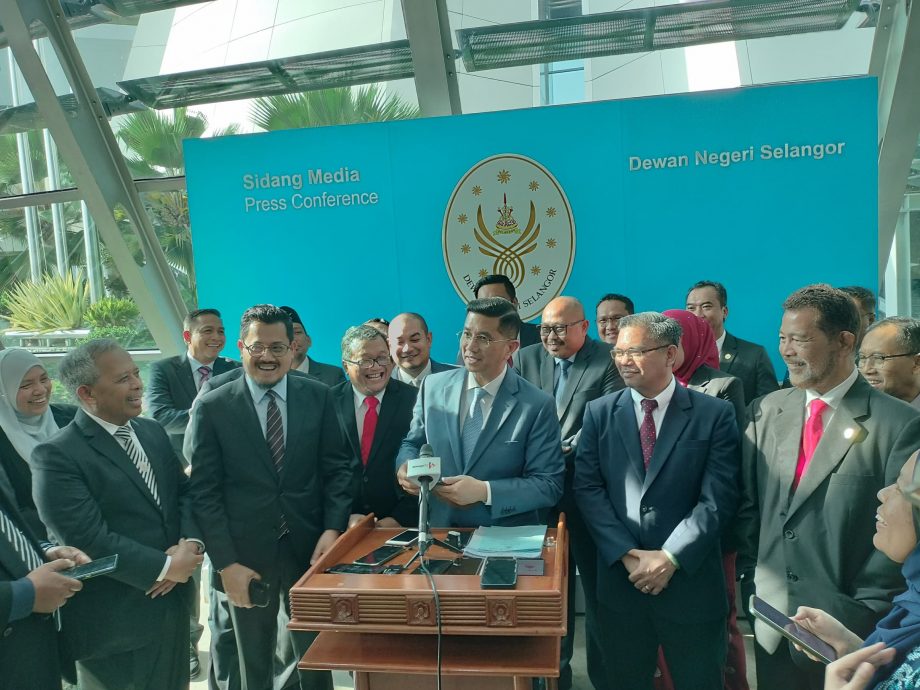 全国/阿兹敏PC—有关议员转态支持执政政府