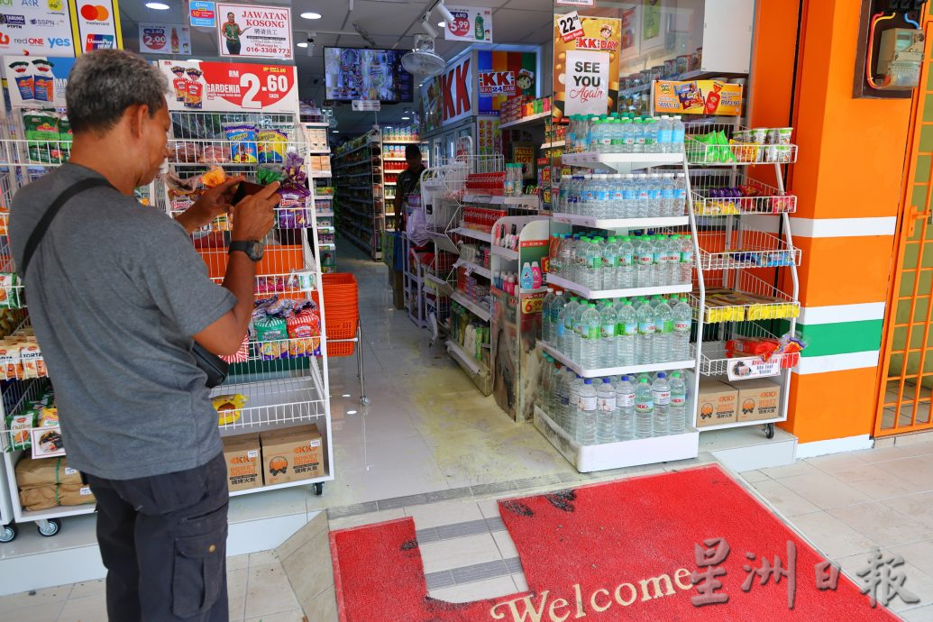 全国/国内第二宗,关丹KK24小时超市遭汽油弹轰击,及时灭火无人受伤。