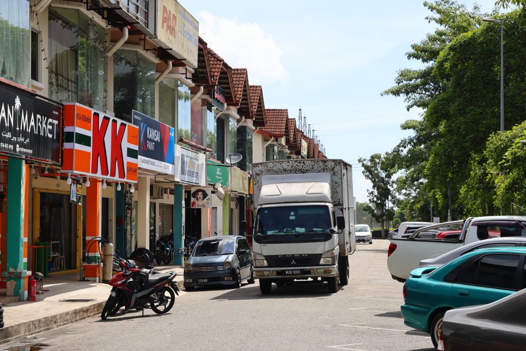 全国/国内第二宗,关丹KK24小时超市遭汽油弹轰击,及时灭火无人受伤。