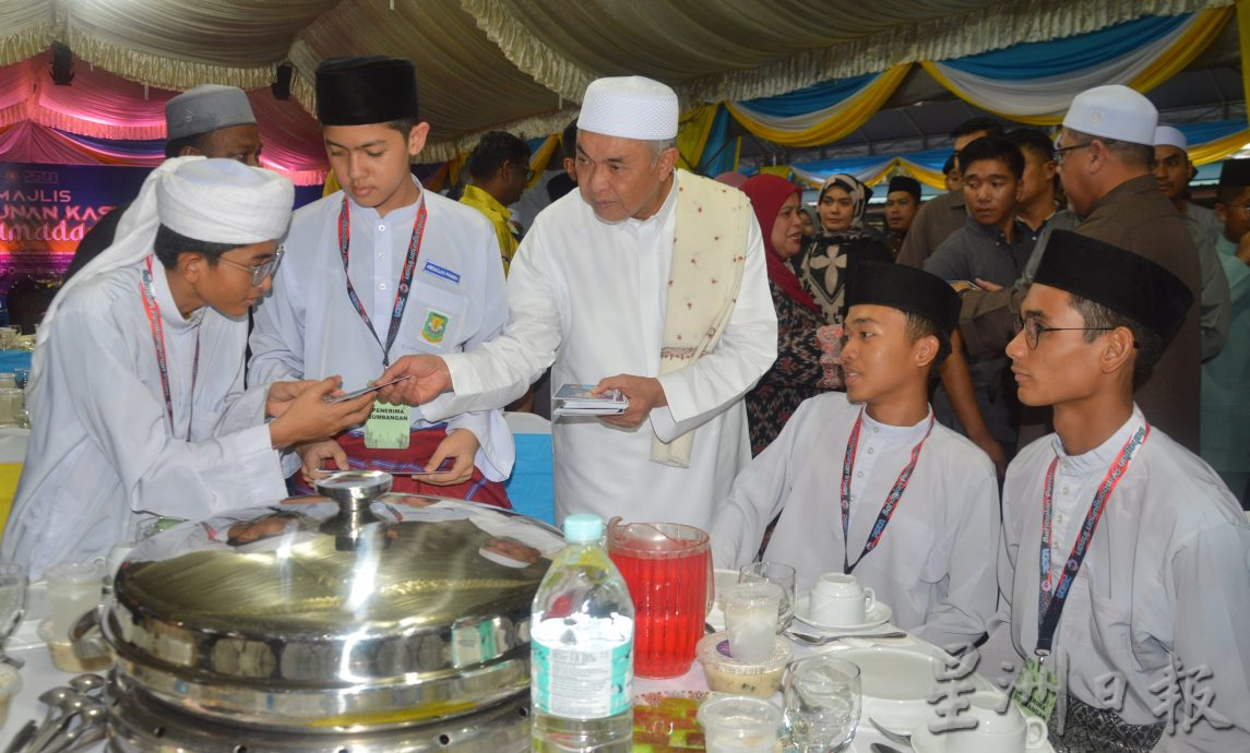 全国／阿末扎希：尽快平息KK“真主袜”课题