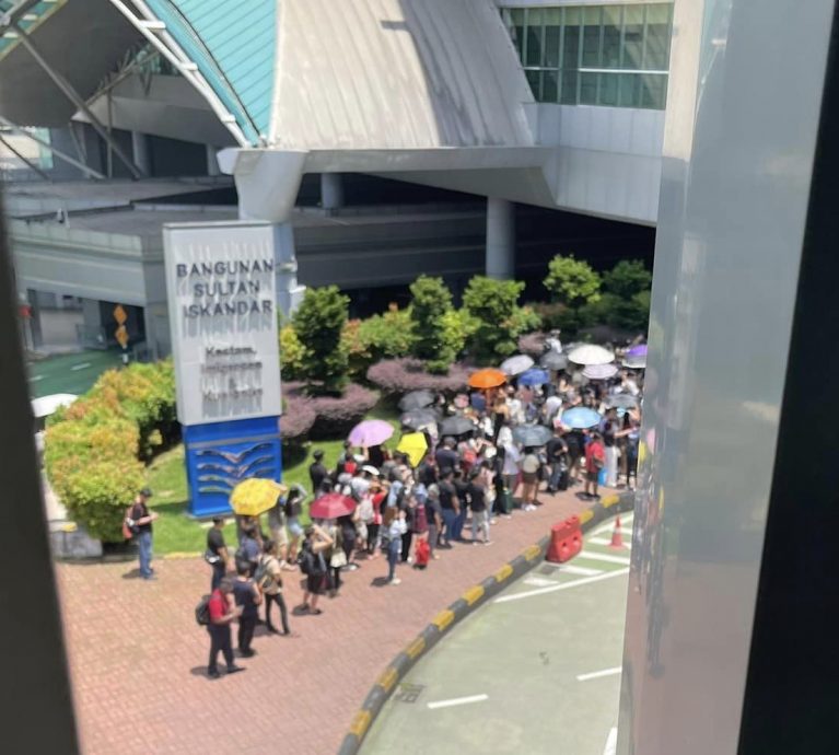 全国: 新柔长堤新山关卡当机? 异常人潮从上午持续至下午