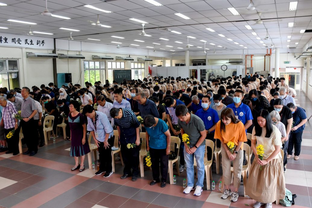 全国：吴建成校长自去年5月中旬离世后，今日在多方的协助与陪伴下，由家属捧著照片再次回到吉兰丹中华独中，看看他挂念的丹中。