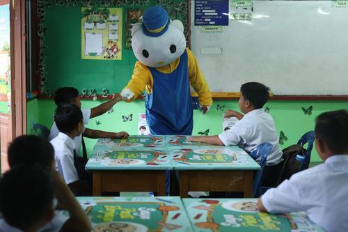 全国：(图与文) 开学第一天，动漫人物走进校园送惊喜。