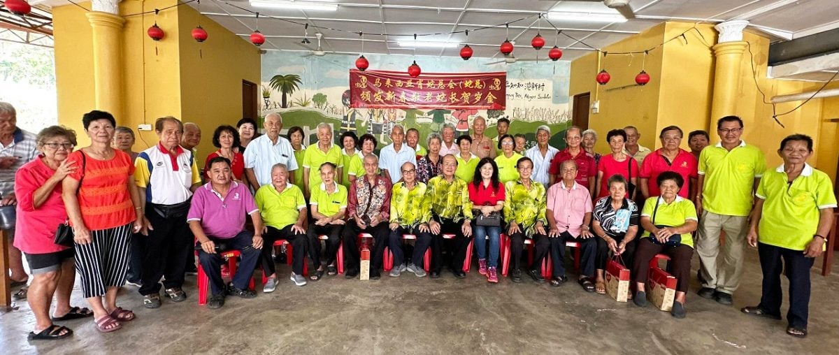 全国:蛇总会长颜进明颁敬老贺岁金36蛇长受惠