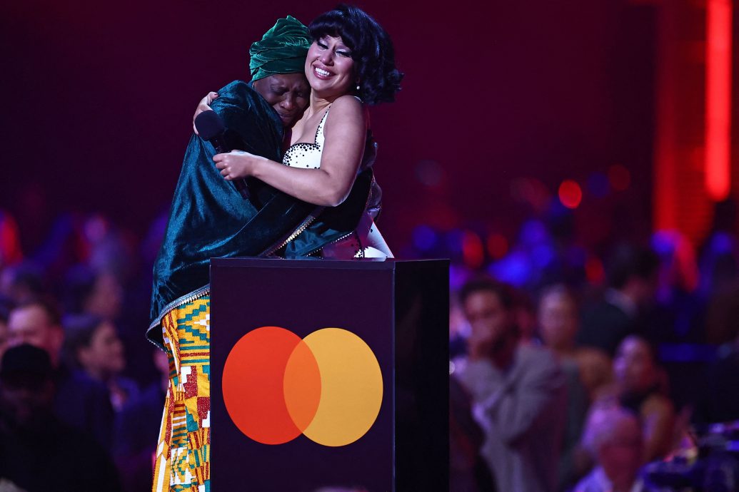 全英音乐奖|新人王蕾连夺6奖 破艾黛儿最高纪录