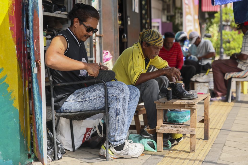 嘻哈男放弃健身教练,转当补鞋匠。