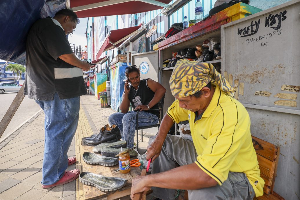 嘻哈男放弃健身教练,转当补鞋匠。