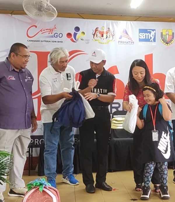 关怀福利基金会“返回校园”活动 222学生获开学用品