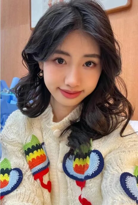 养女晒全家福迎18岁 冯小刚长文叮嘱保护好自己