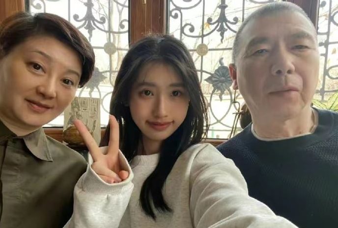 养女晒全家福迎18岁 冯小刚长文叮嘱保护好自己