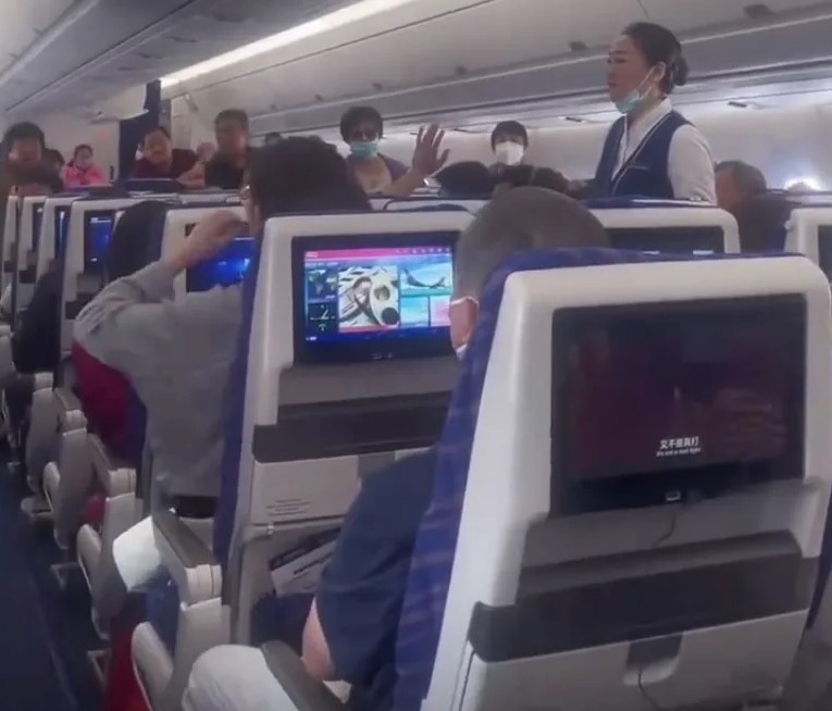 再有乘客向飞机引擎扔硬币 南航班机延误4小时