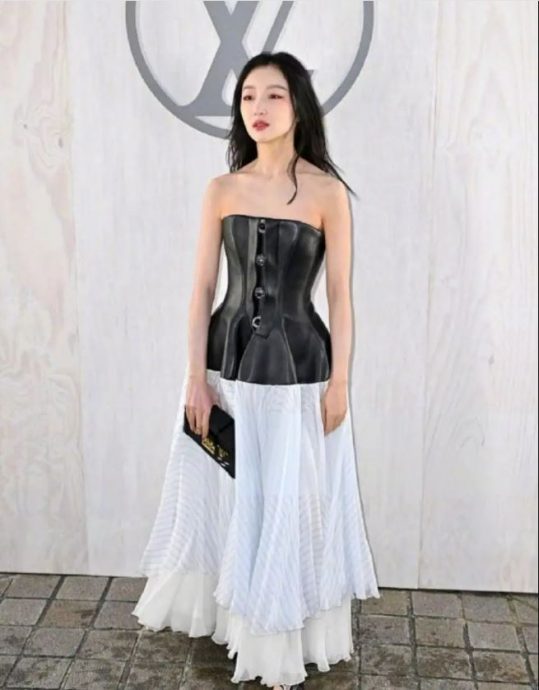 出席时装周合影全程臭脸 周冬雨被点名耍大牌