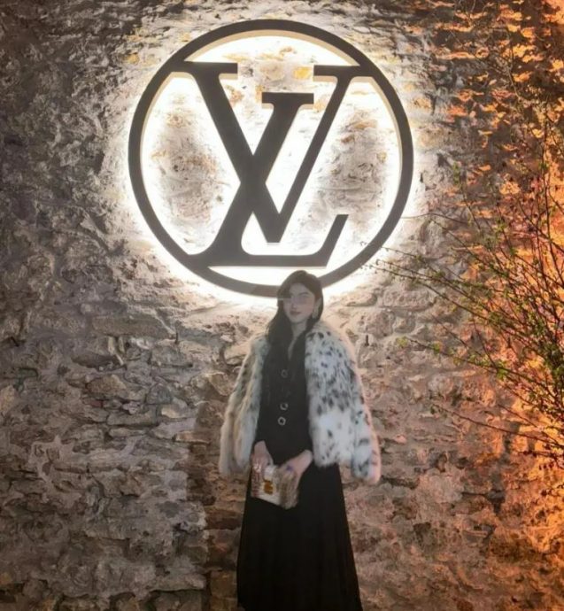 出席时装周合影全程臭脸 周冬雨被点名耍大牌