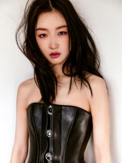 出席时装周合影全程臭脸 周冬雨被点名耍大牌