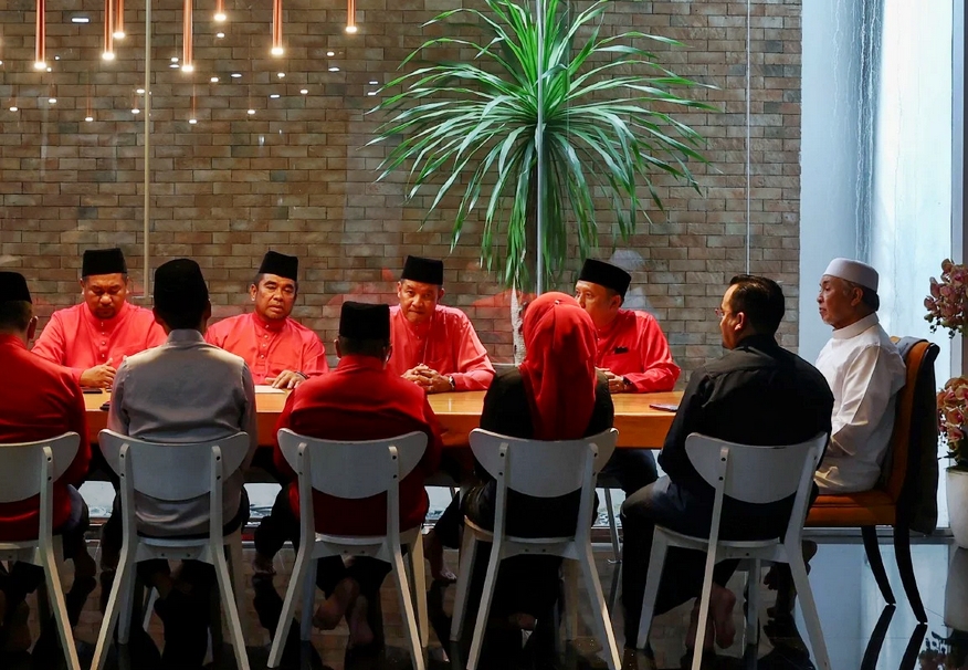 副首相也是巫统主席拿督斯里阿末扎希坚称,毁掉“全民共识”的并不是巫统,所以,如果要拥有强大和稳定的政治势力,最好就是继续与盟党留在团结政府。