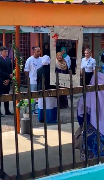 匆匆来马现身学校 汉密尔顿为学生捎惊喜